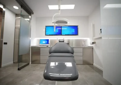 Modernas instalaciones zona quirÃºrgica ClÃ­nica Dental LÃ³pez Olivas - Dentistas en Teruel