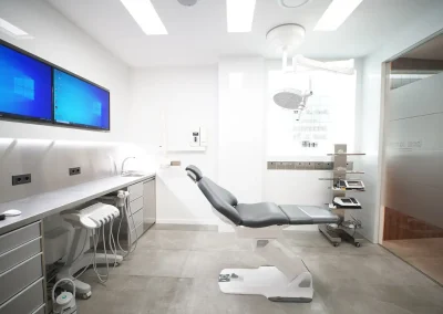 Modernas instalaciones zona quirÃºrgica ClÃ­nica Dental LÃ³pez Olivas - Dentistas en Teruel
