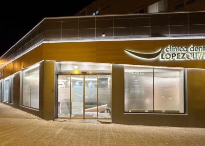 Fachada nocturna ClÃ­nica Dental LÃ³pez Olivas - Dentistas en Teruel