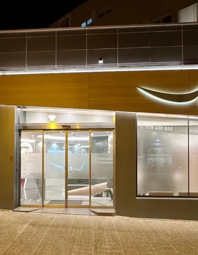 Fachada nocturna Clínica Dental López Olivas - Dentistas en Teruel